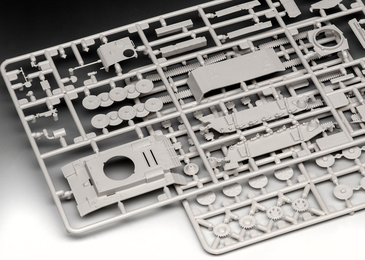 Revell Plastic Model PzKpfw II Ausf.L LUCHS (Sd.Kfz.123) 1:72 03266R