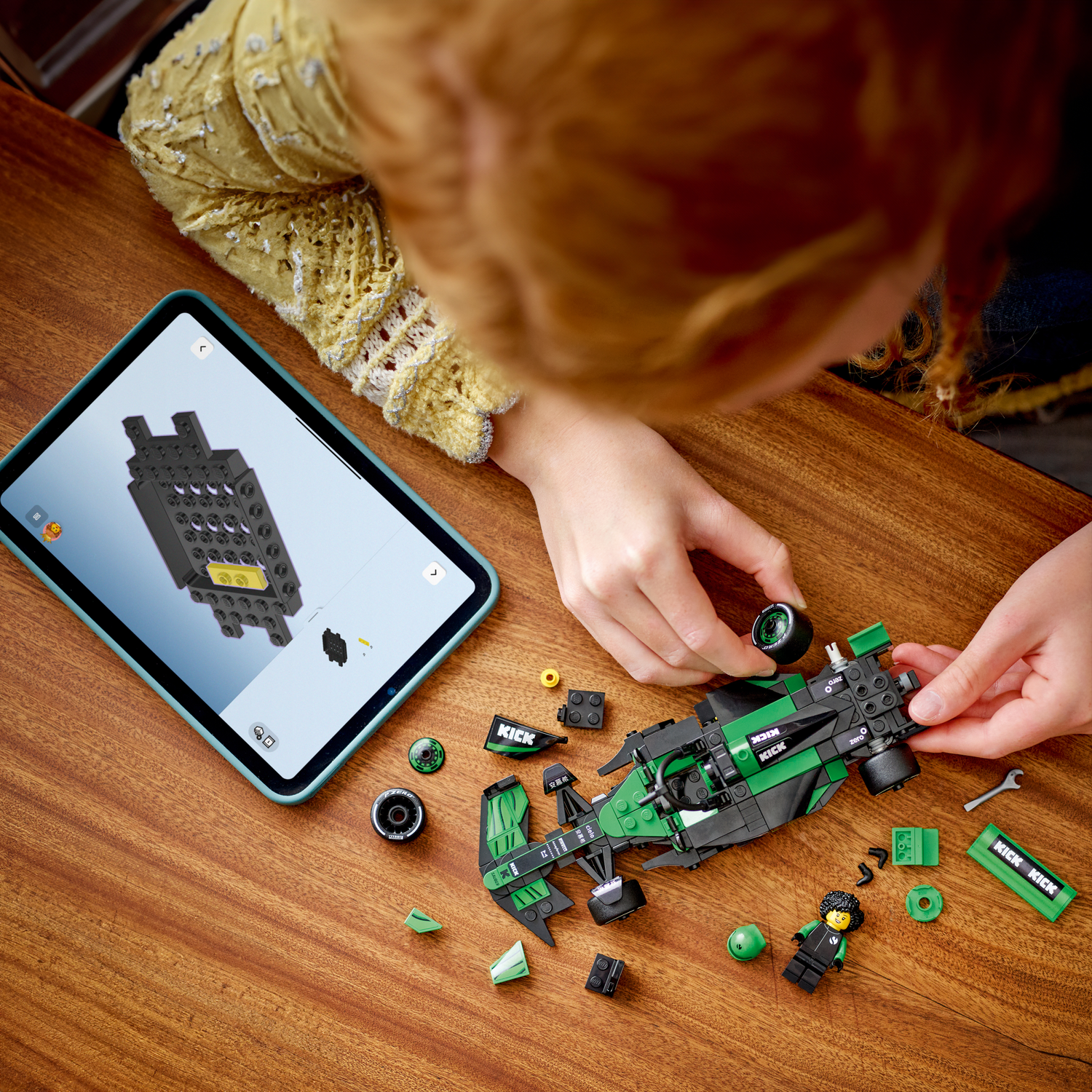 LEGO Speed Champions KICK Sauber F1 Team C44 Race Car 77247L