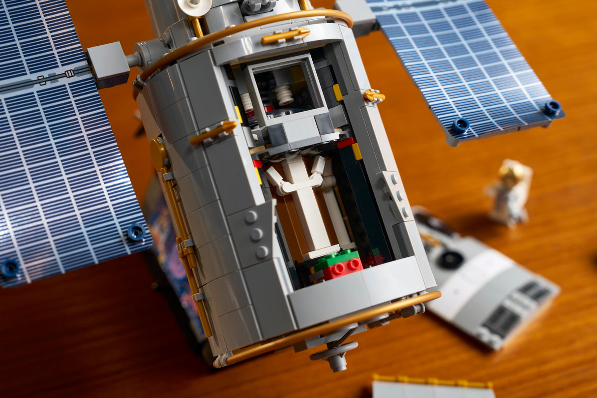 LEGO Icons Hubble Space Telescope 11382L