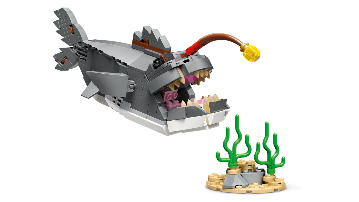 LEGO Creator Fierce Shark with a Treasure Chest 31381L