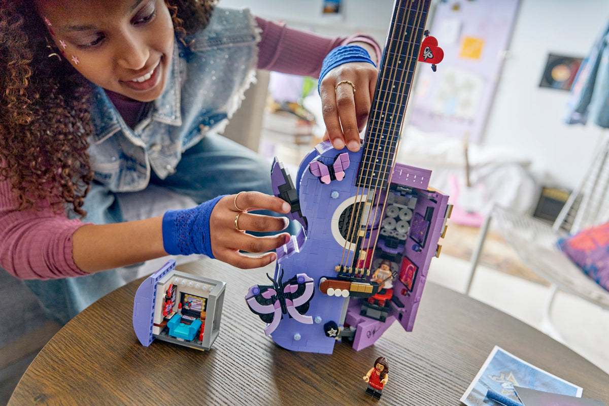 LEGO Editions Olivia Rodrigo’s Dual Guitar 43031L