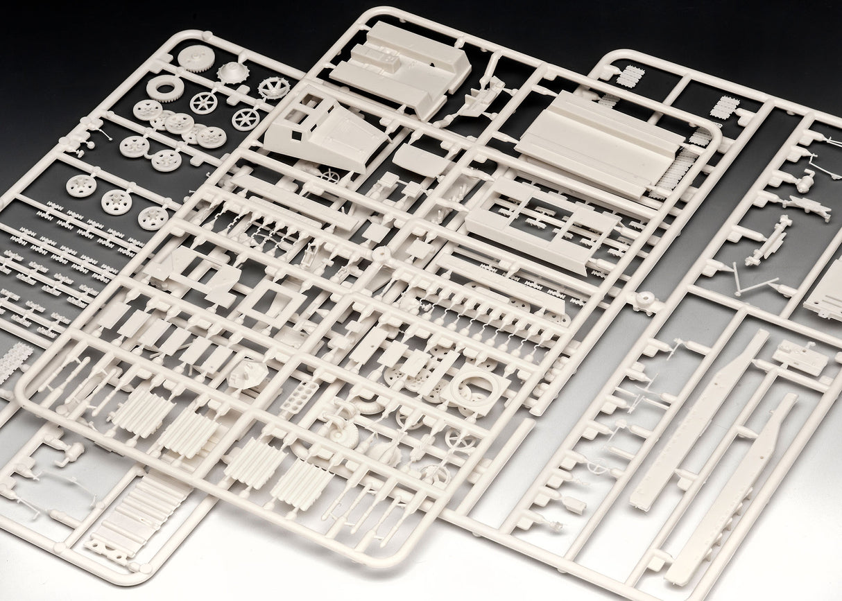 Revell Plastic Model 15 cm Panzerwerfer 42 auf sWS 1:72 03264R