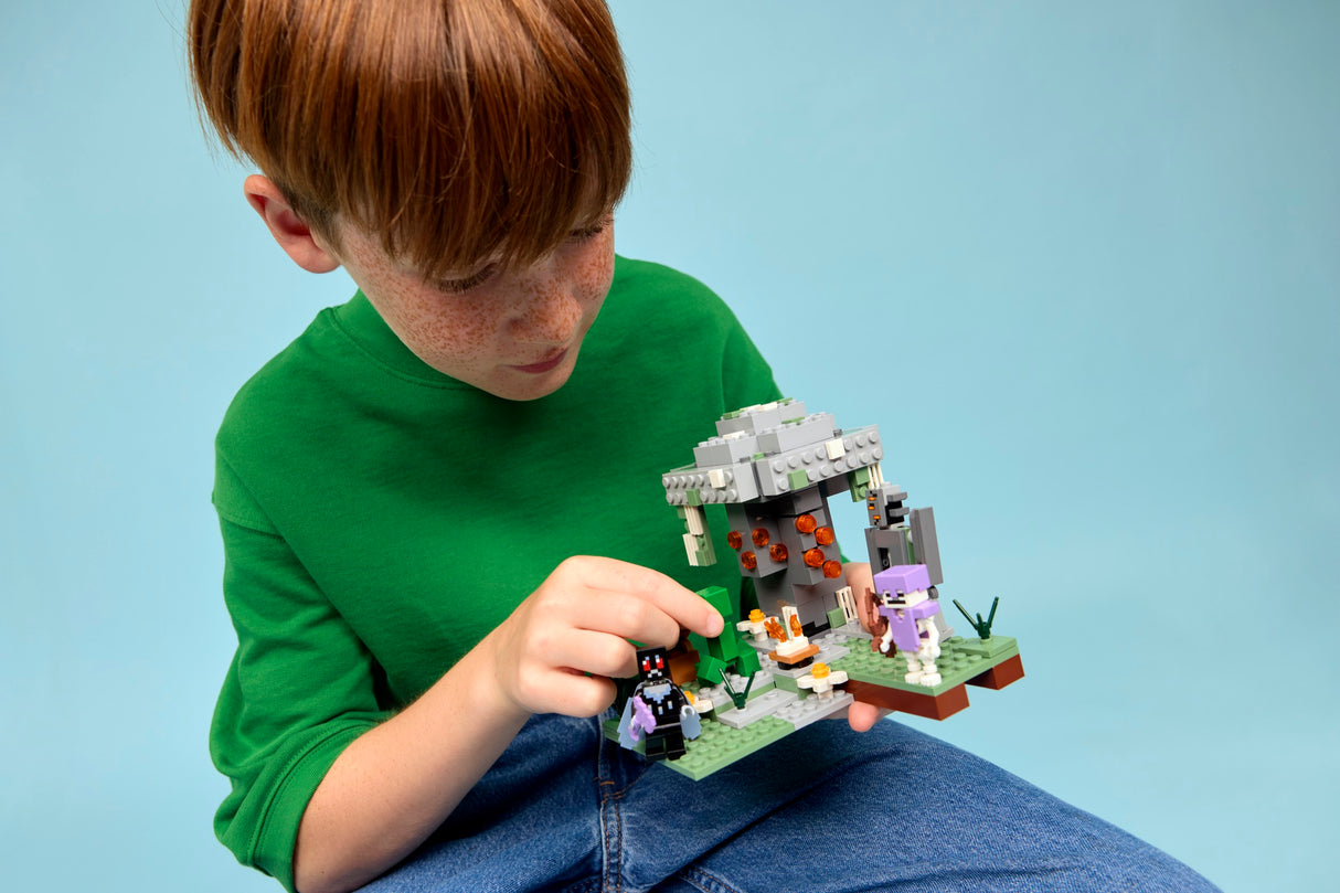 LEGO Minecraft The Pale Garden 21586L